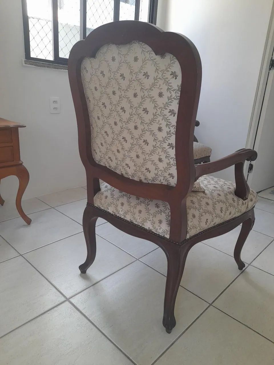 Par de Poltronas Estilo Luís XV em Madeira Maciça - Foto 3