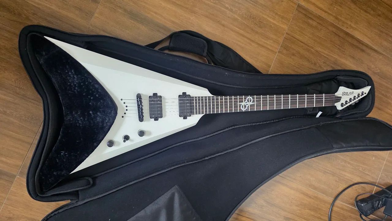 Guitarra Solar V2.6W White Matte - Impecável, Regulada e com Bag - Foto 5