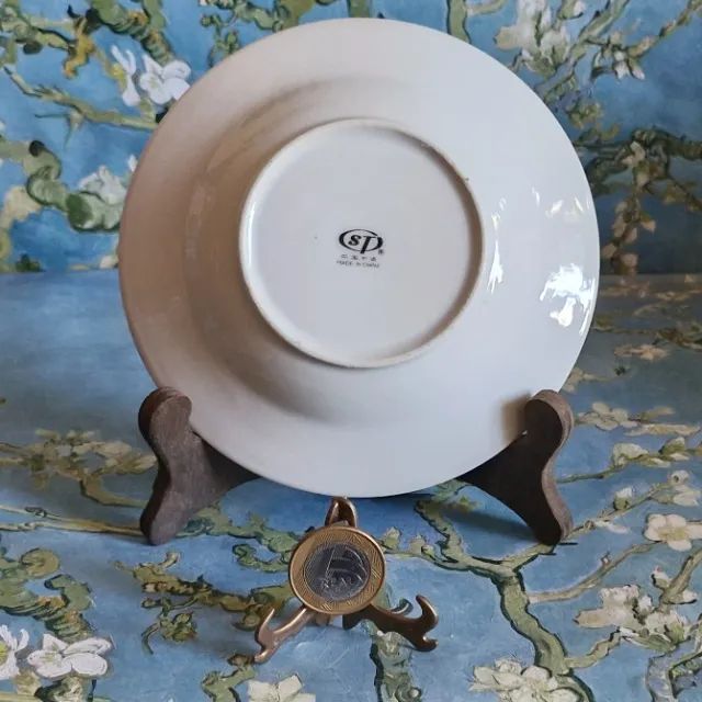 Conjunto decorativo de porcelana chinesa vintage. Dois itens: prato 15 cm e uma xicrinha  - Foto 5