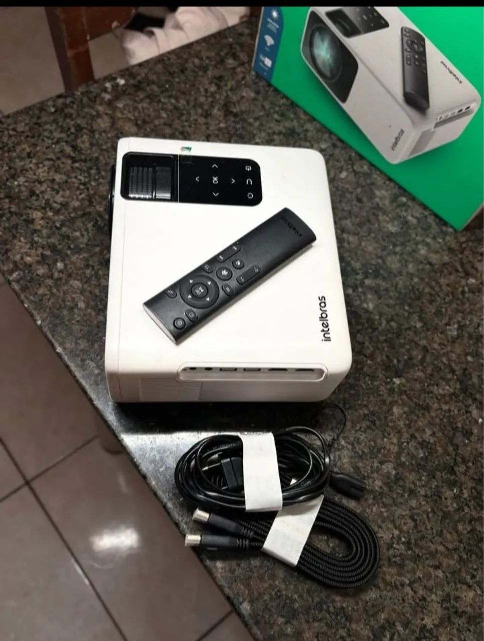 Projetor intelbras FULL HD PFL5210, projeção de até 120 polegadas sistemabde projeção LCD.