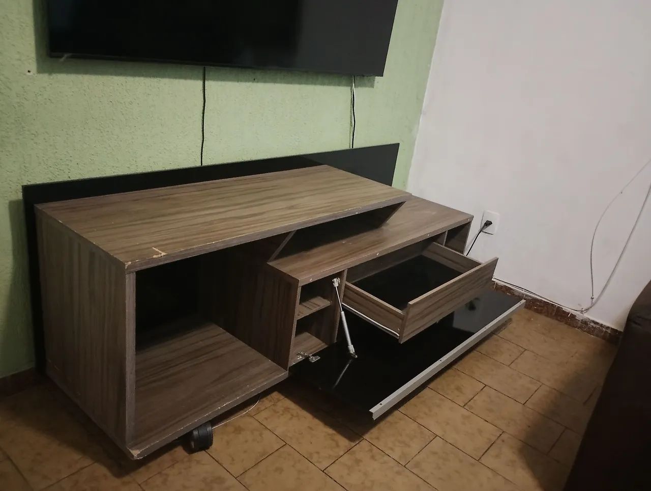 Rack com gaveta e com toque amadeirado na cor tabaco e preto  - Foto 3