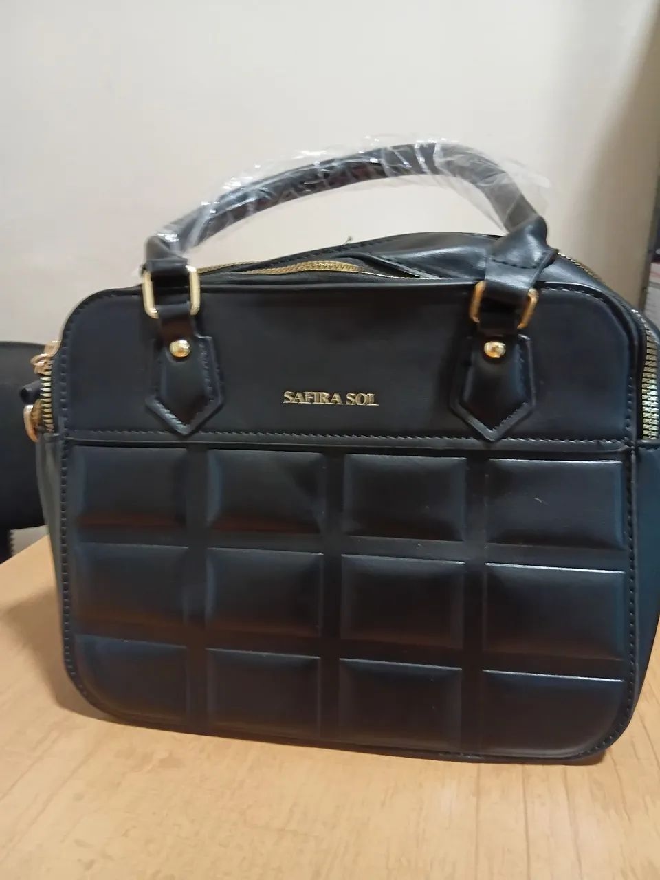 Bolsa quadrada preta com 2 alcas