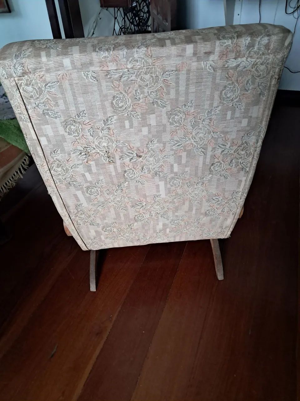 Vendo cadeira de balanço antiga  - Foto 3