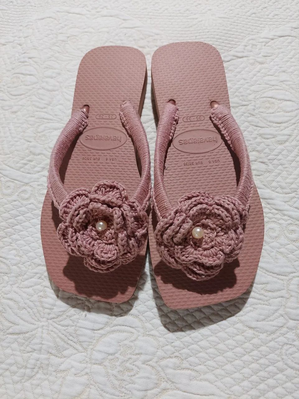 Sandália havaianas decorada com crochê 