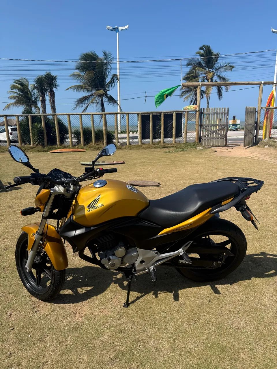 CB 300r Dourada