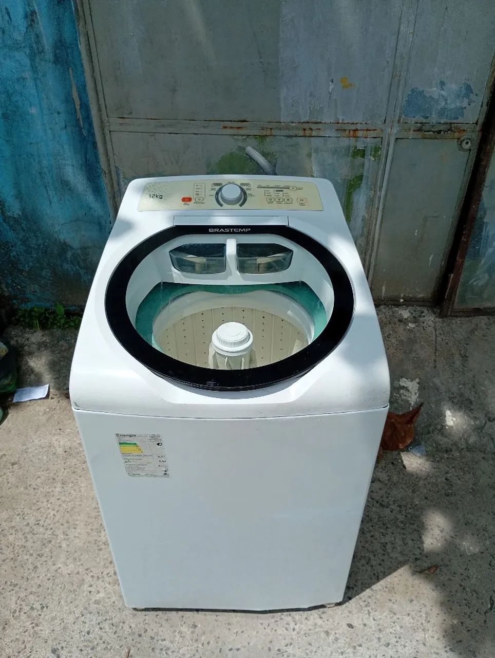 Máquina de lavar roupa funcionando perfeitamente 