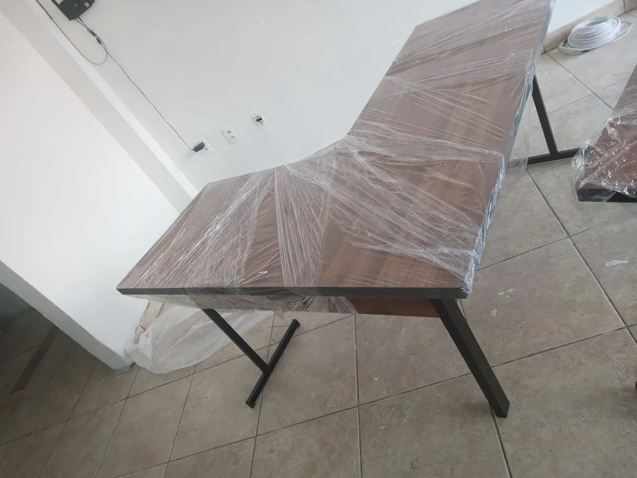 Mesa L perna de ferro com duas gavetas 