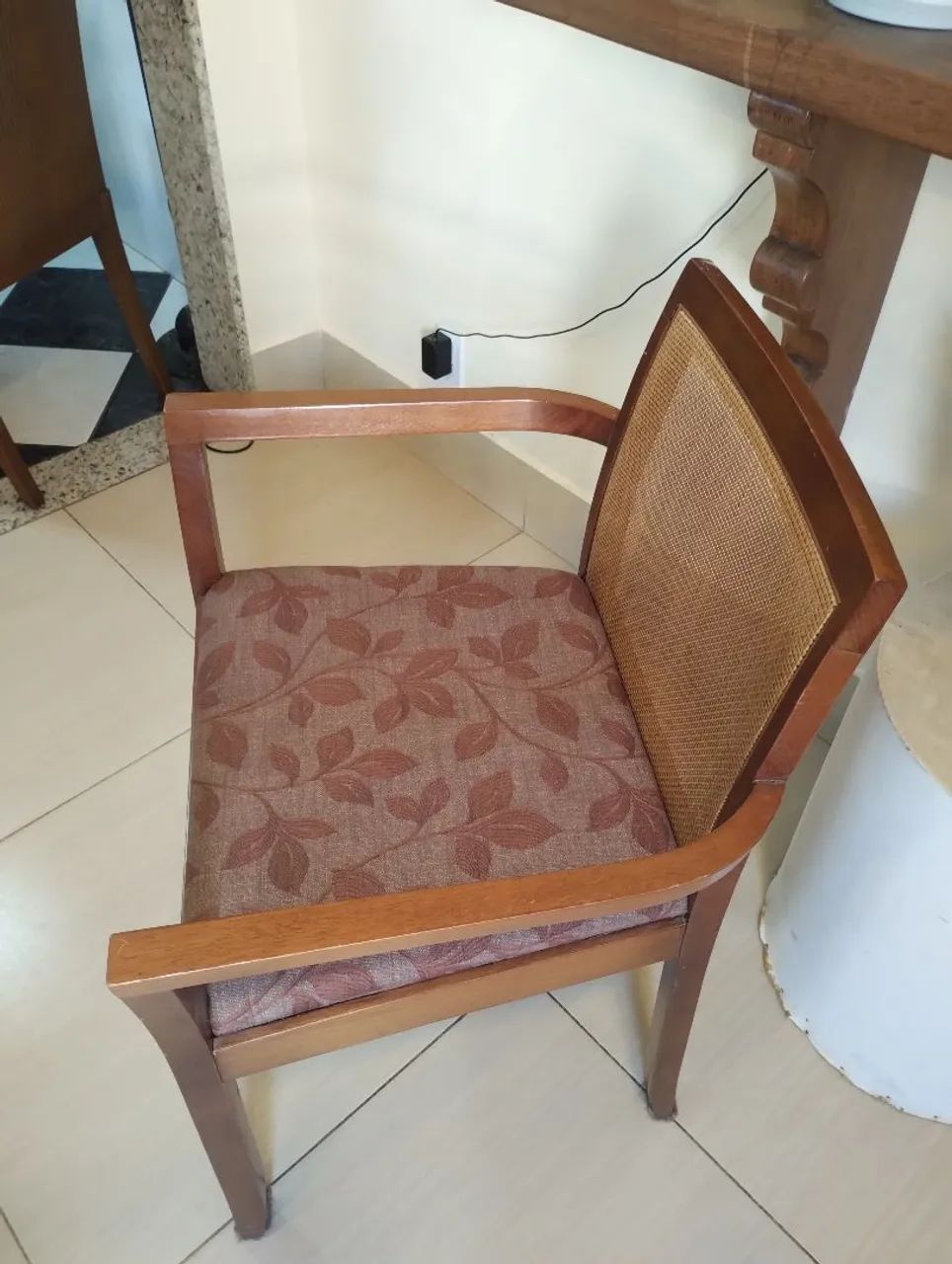 Duas lindas cadeiras 390 reais as duas - Foto 2