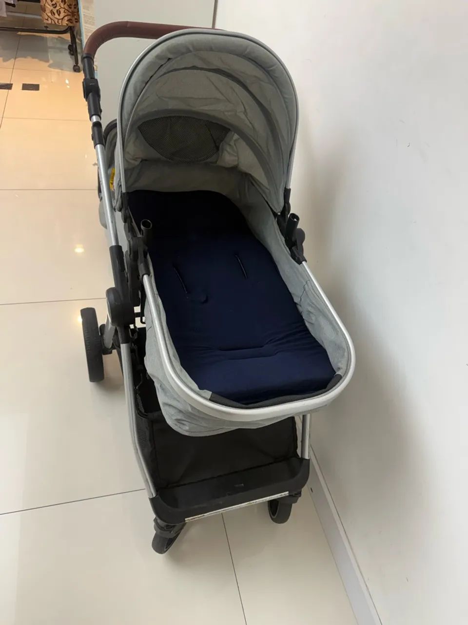 Carrinho de bebê com bebê conforto  - Foto 4