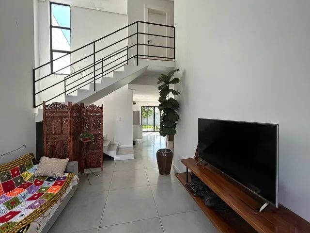 Casa linda, com 03 quartos e sobra de terreno, com acesso fácil ao centro. - Foto 2