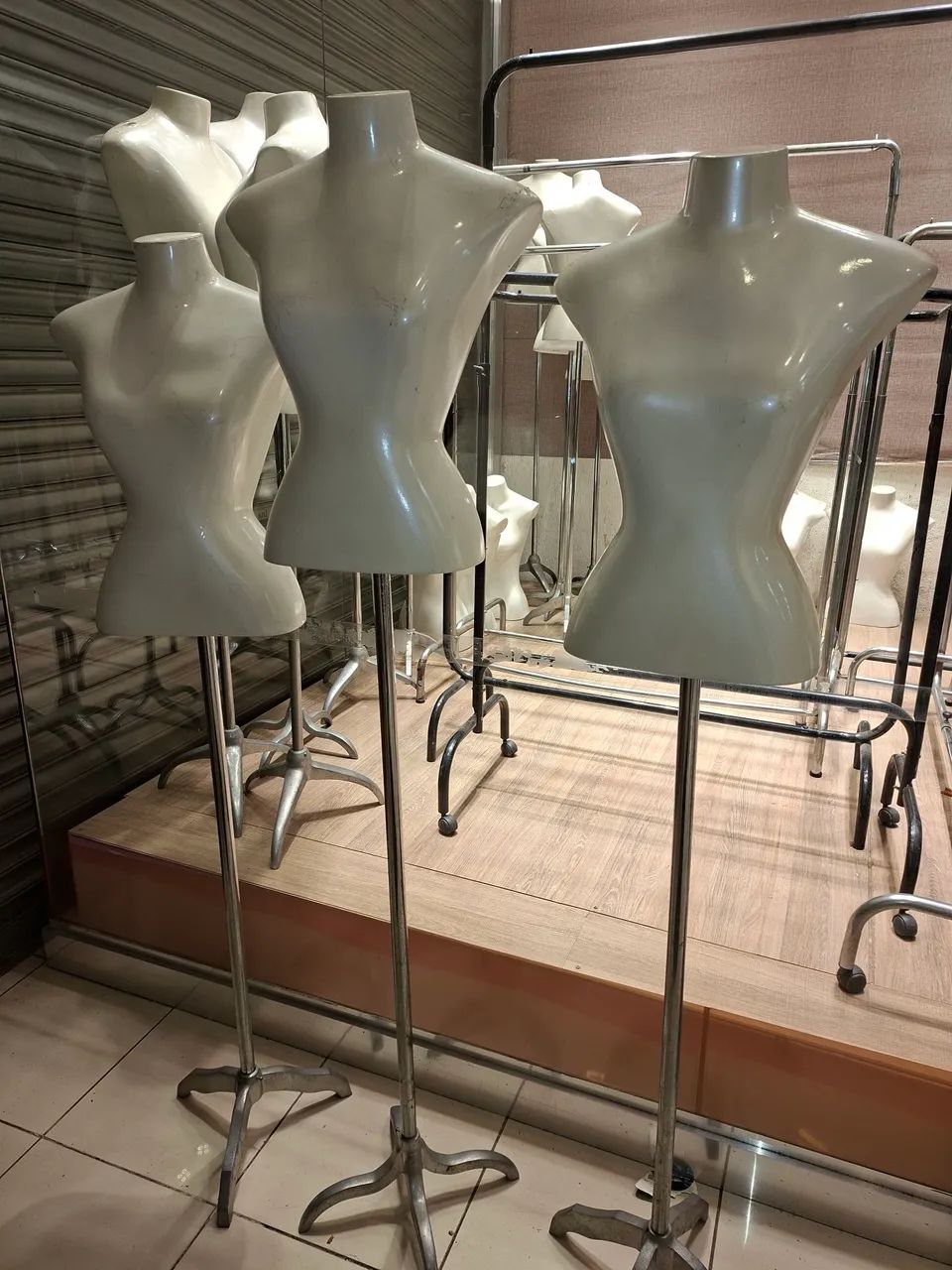 Busto de fibra com pedestal 