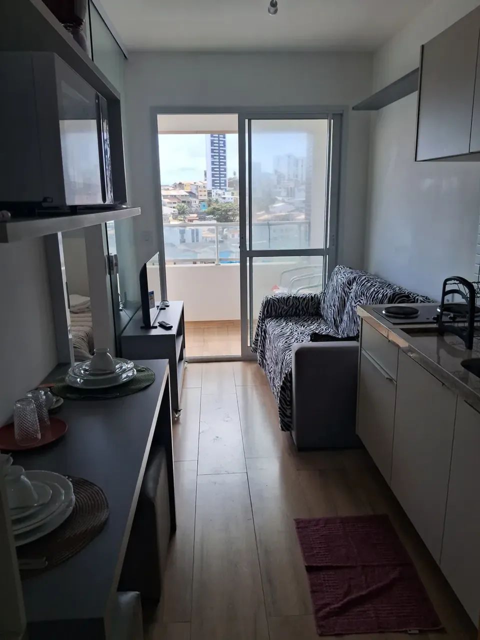 Smart Pituba, 1/4 sala, varanda, nascente, 100% mobiliado.