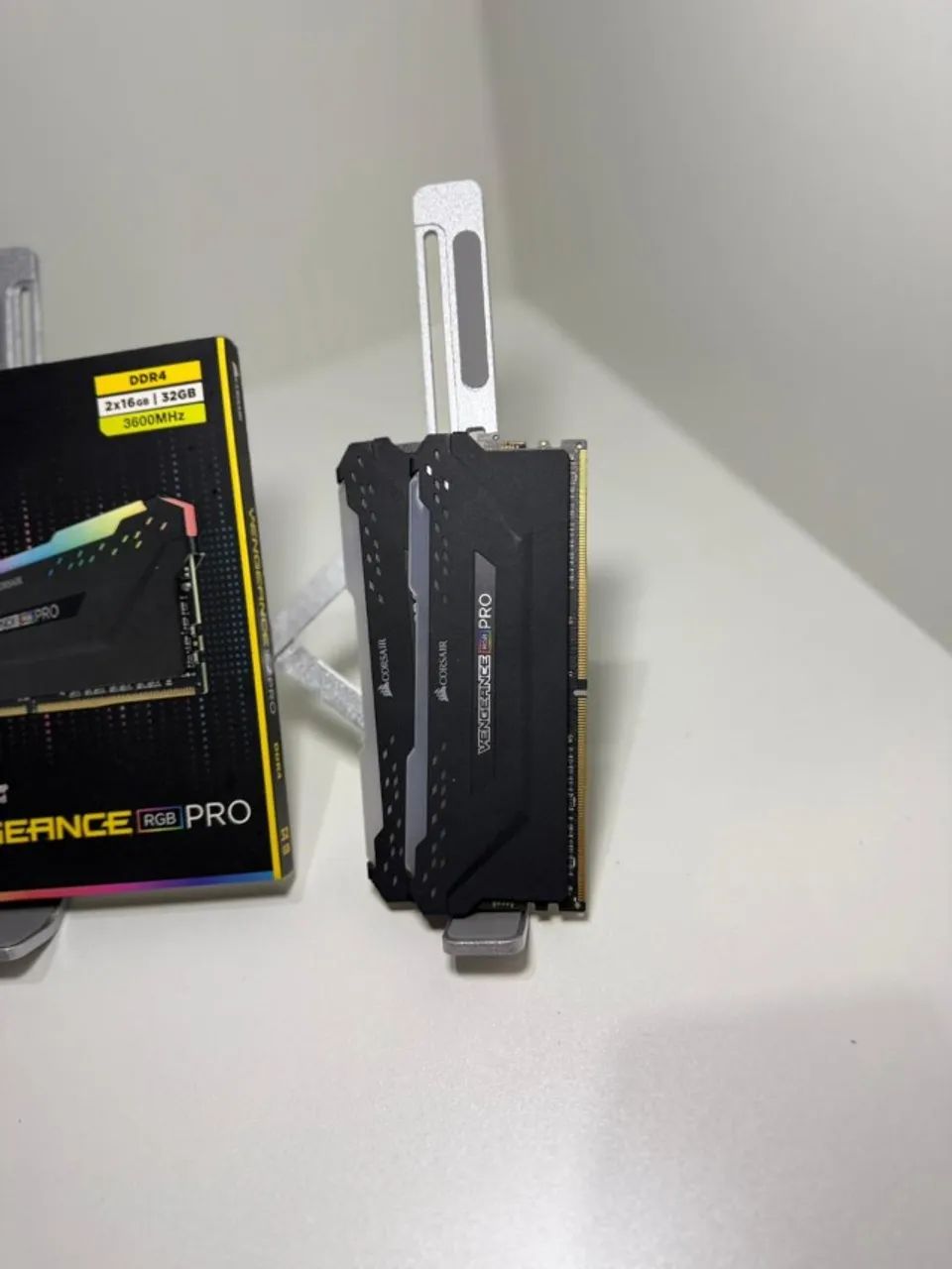 Memória RAM Corsair Vengeance PRO RGB 2x16 3600Hz Seminova - Foto 4