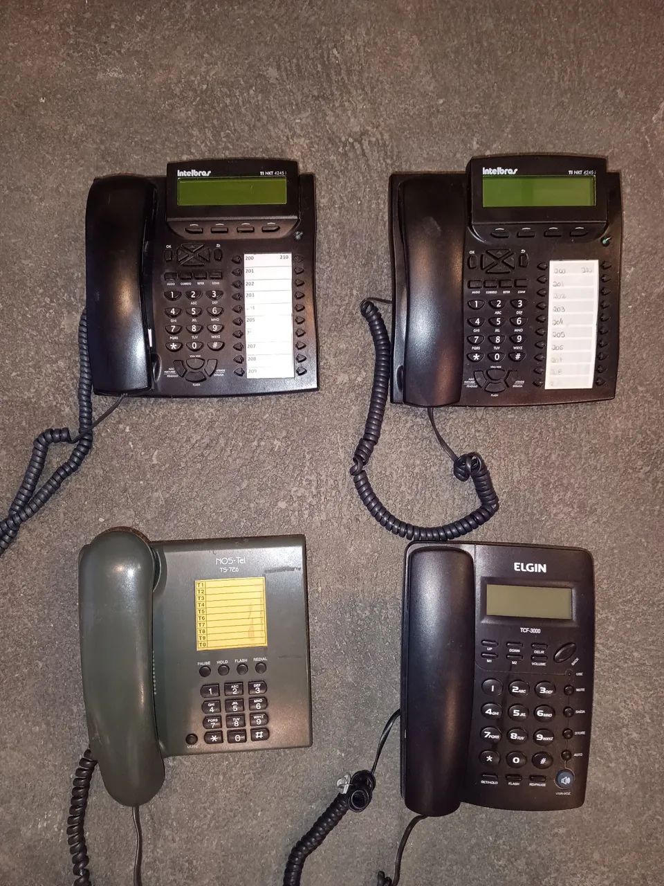 Lote com 4 telefones, dois telefones digitais Intelbras , um telefone Elgin e um Nos-Tel.
