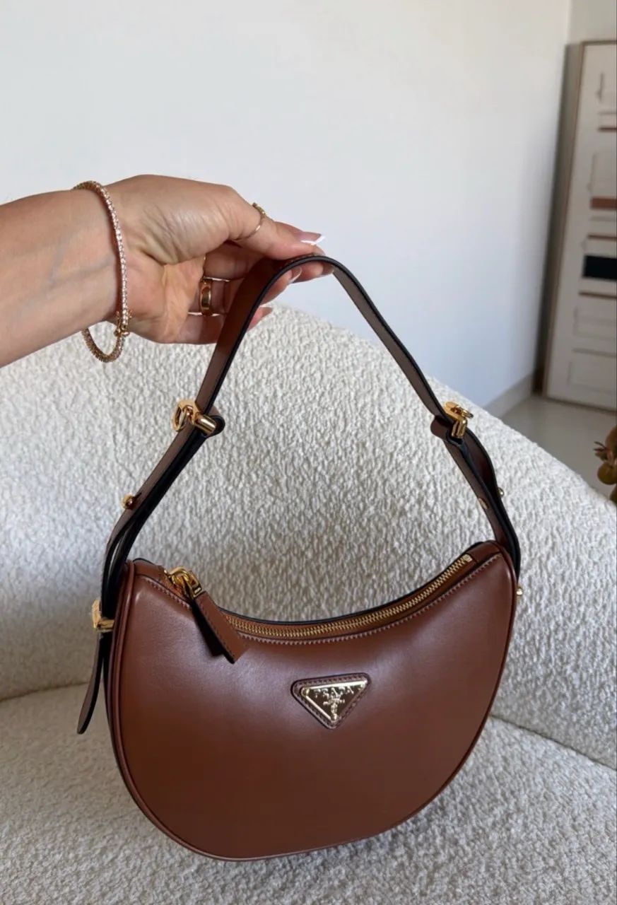 Bolsa em couro arque Prada marrom  - Foto 2