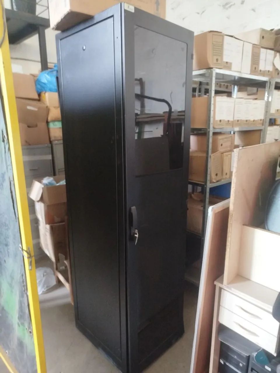 rack para servidor com 2 switch de mesa tp link