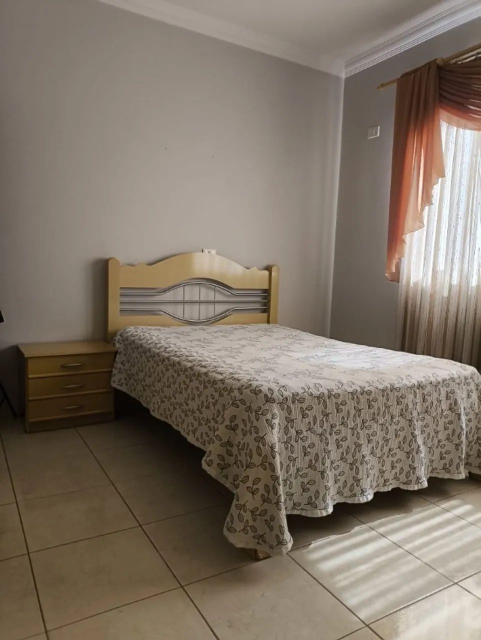 Quarto de Casal Completo com Guarda-Roupa, Cama, Colchão, cômoda e Criados - Ótimo estado - Foto 3