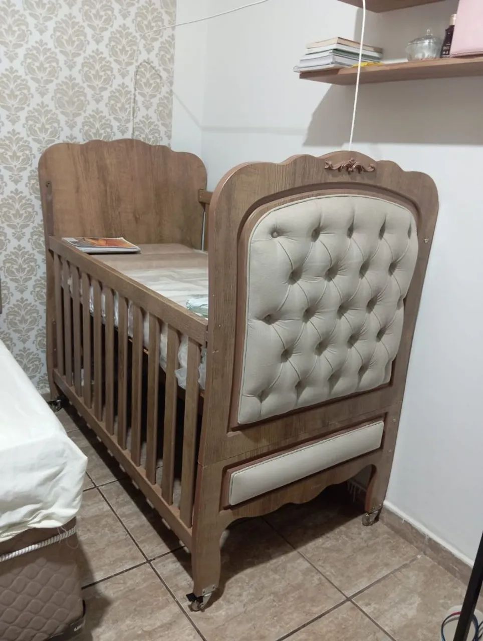 Berço/Cama infantil (estilo provençal) com rodinhas - Foto 3