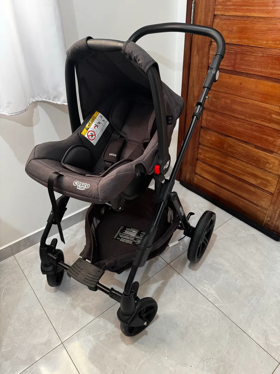 Carrinho de bebê com bebê conforto COSCO - Foto 2