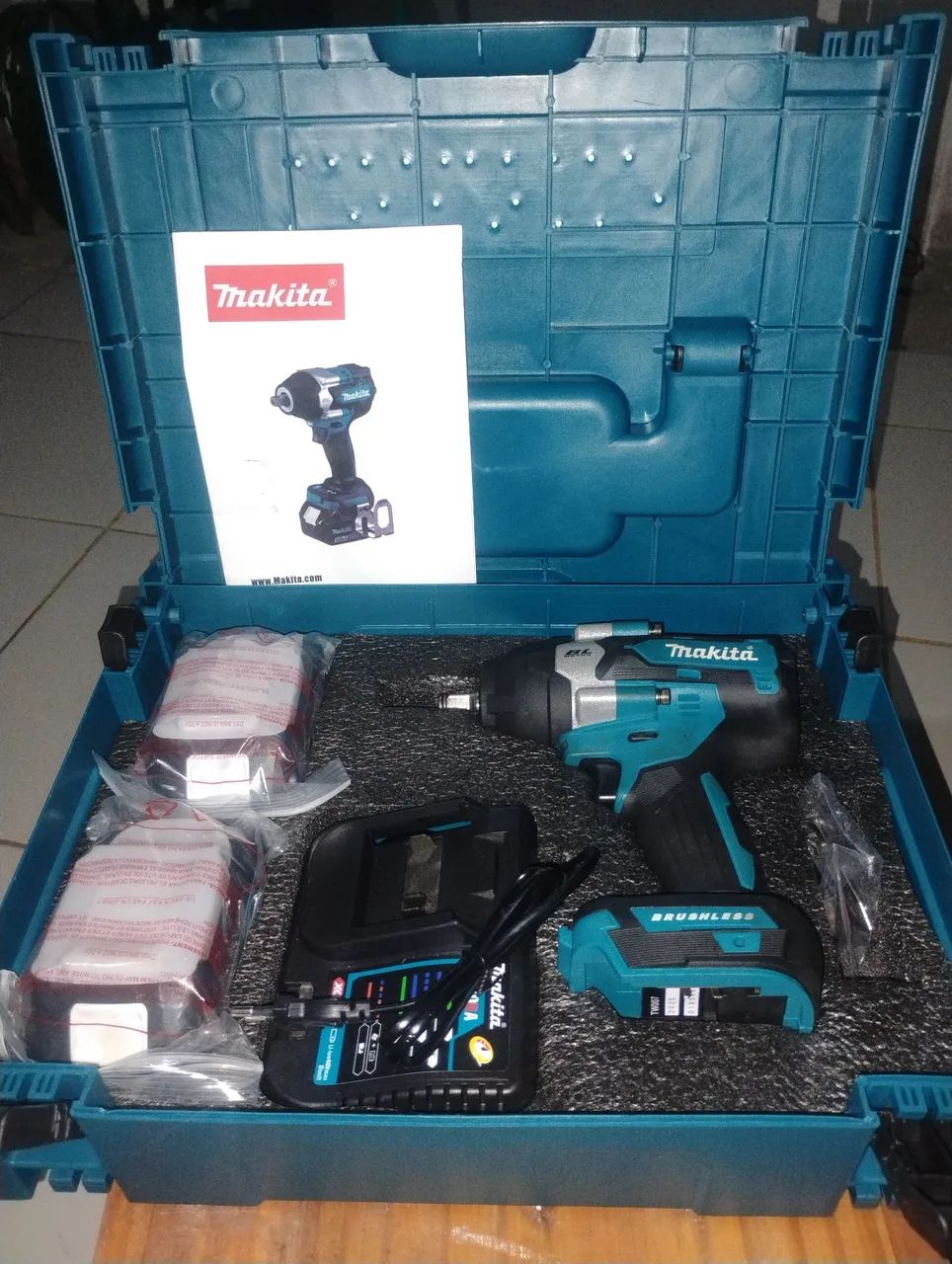 Chave de impacto Makita 2 baterias, carregador completa