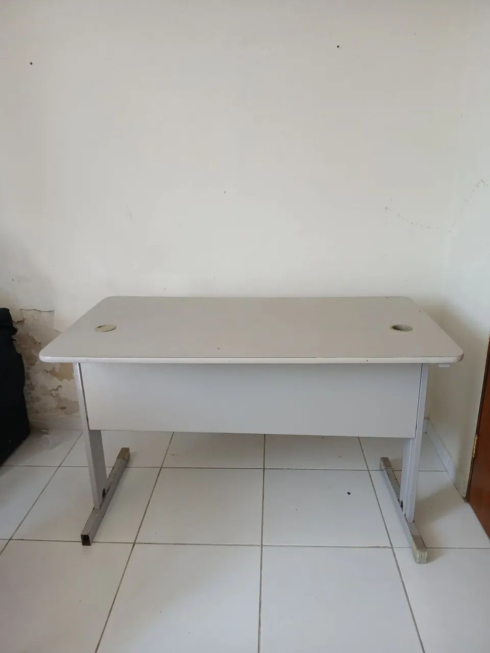 Vendo mesa para escritório sem gavetas usada