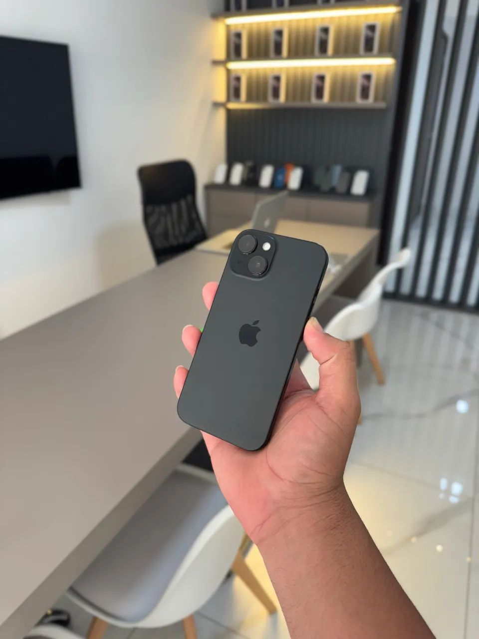 iPhone 15 128 gigas acompanha carregador 