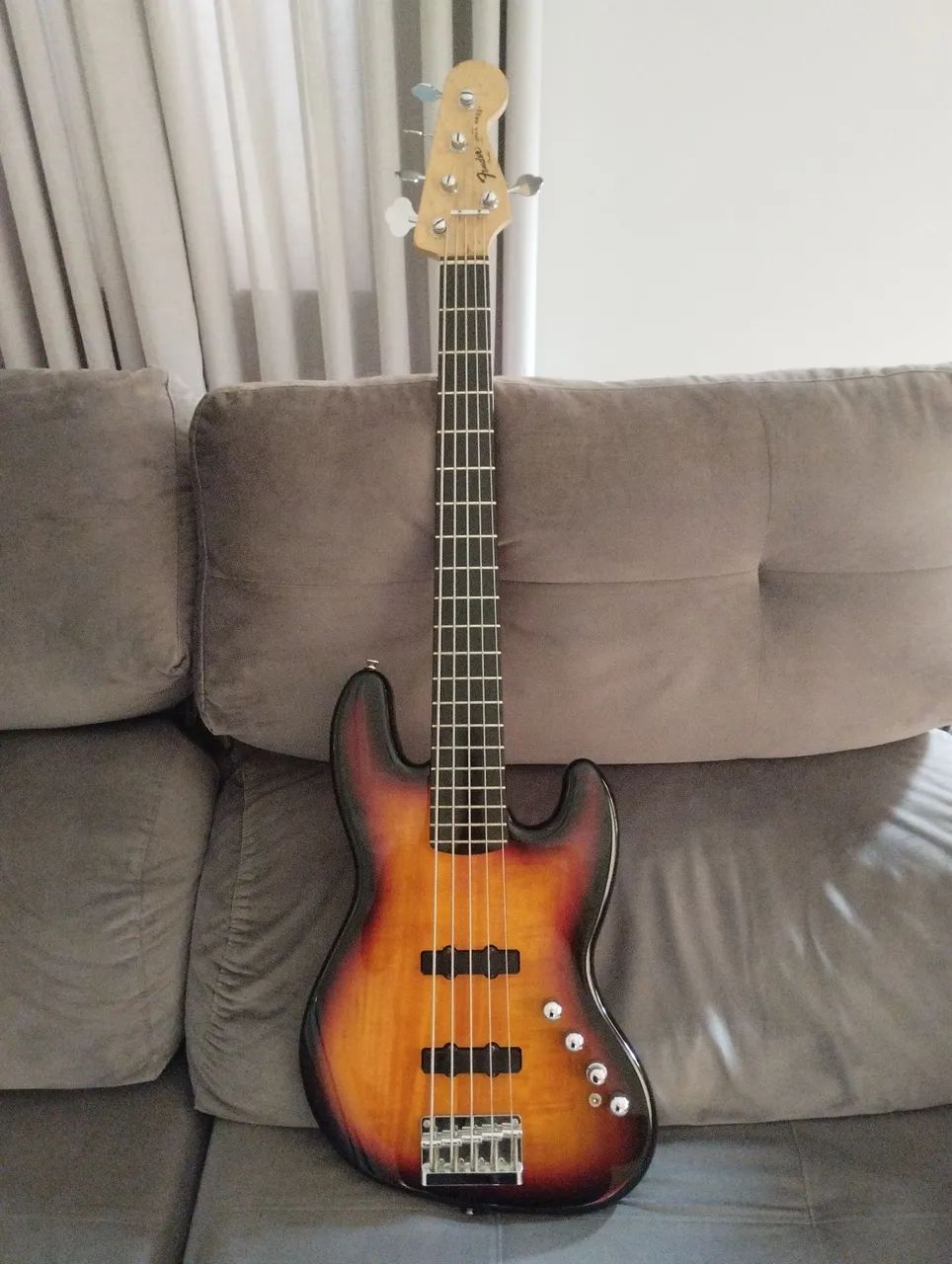 Baixo Fender Squier Deluxe 5C 