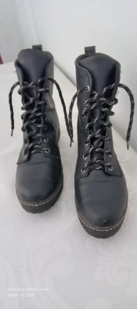 Bota feminina cano médio. 