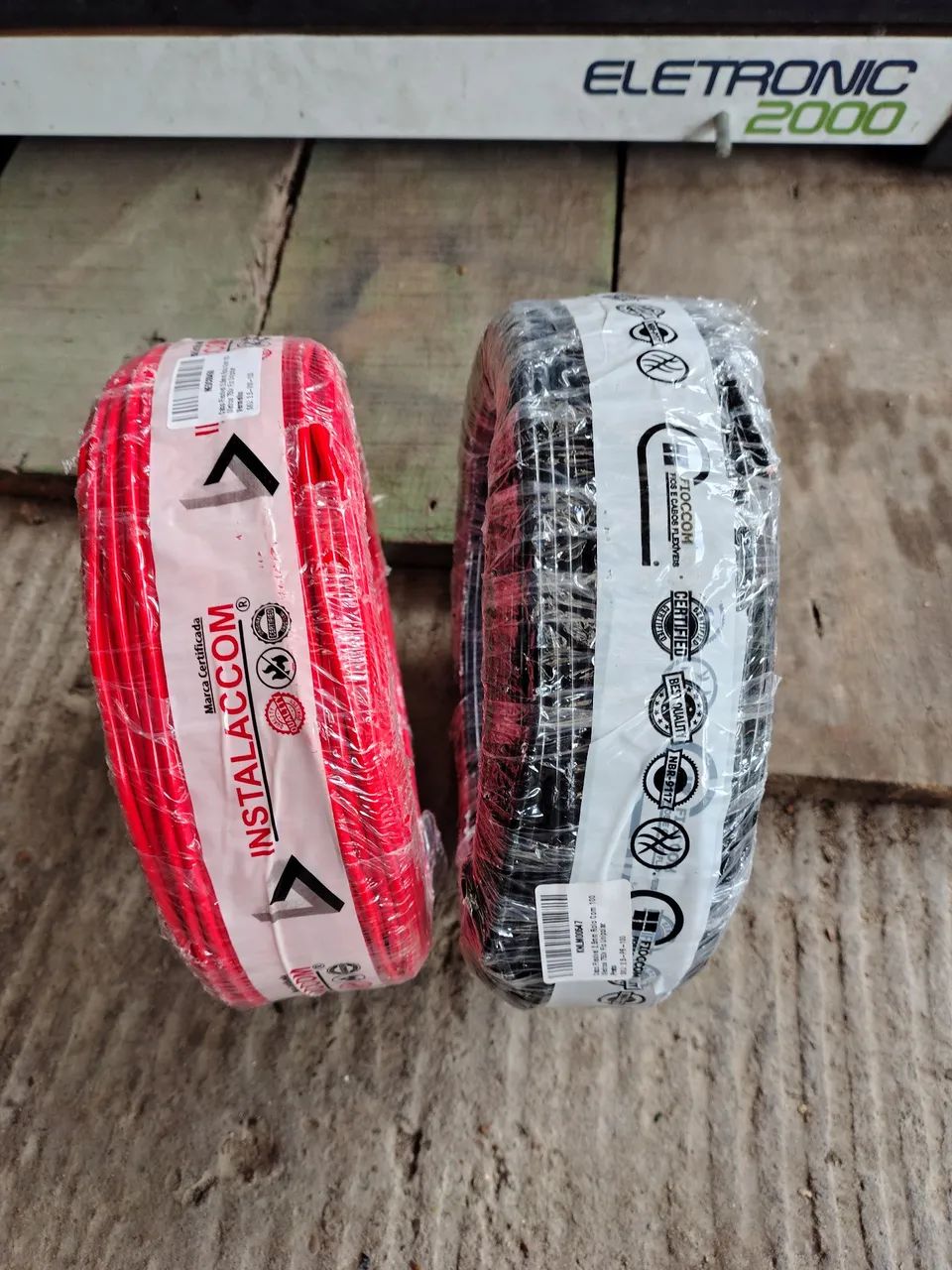 Vendo duas peças de fio medida 2,5 100 m t valor120 cada uma
