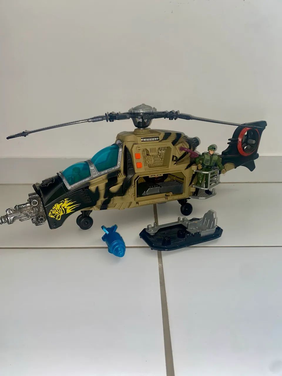 Helicóptero de brinquedo  - Foto 2