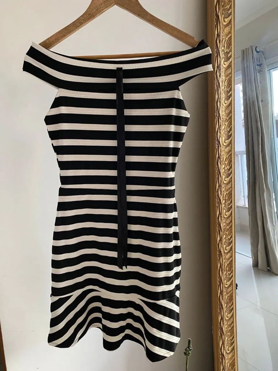 Vestido  branco e preto, tecido leve,ótimo caimento e elegante 