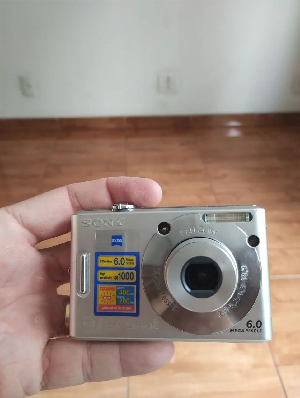 Vendo câmera digital Sony Cyber-shot 6.0 megapixels 