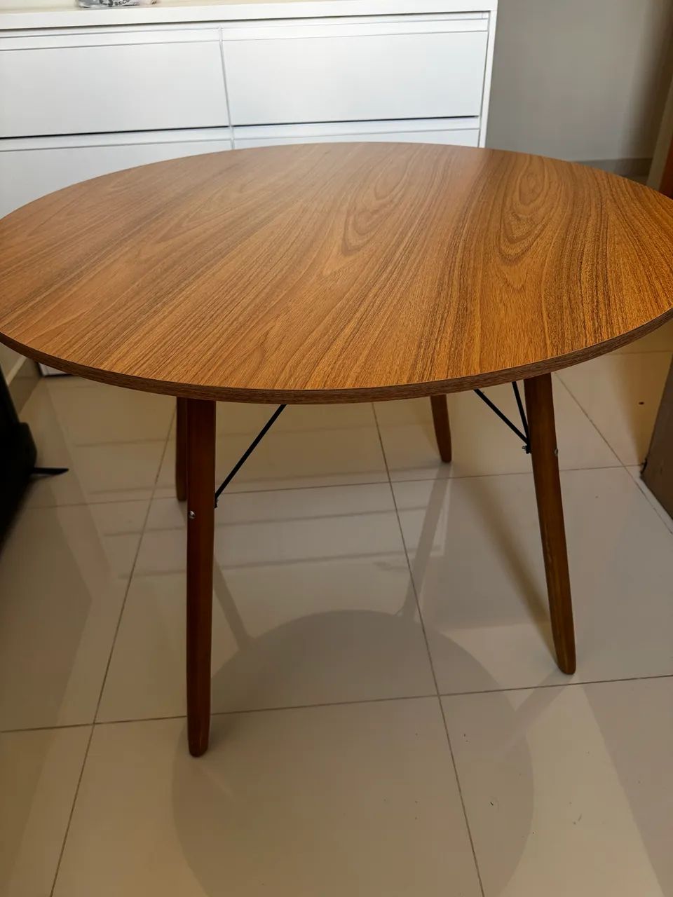 Mesa com pernas de madeira e tampo em MDF Freijó