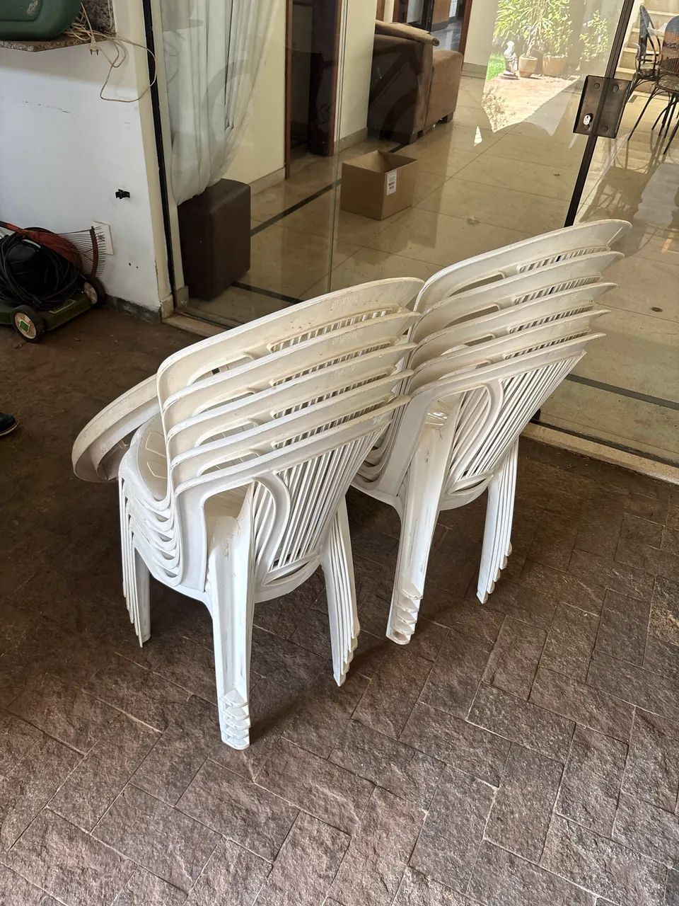 10 cadeiras e uma mesa de plástico Tramontina  - Foto 3