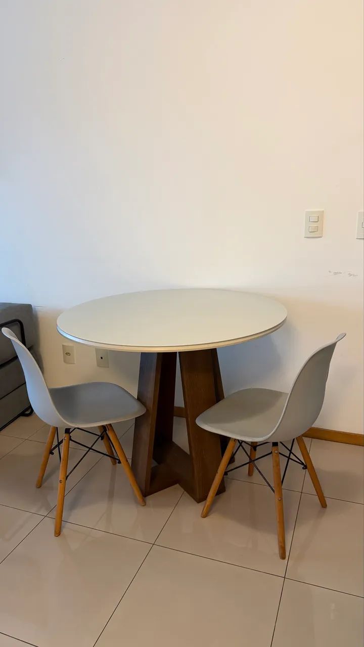 Mesa laqueada redonda com duas cadeiras