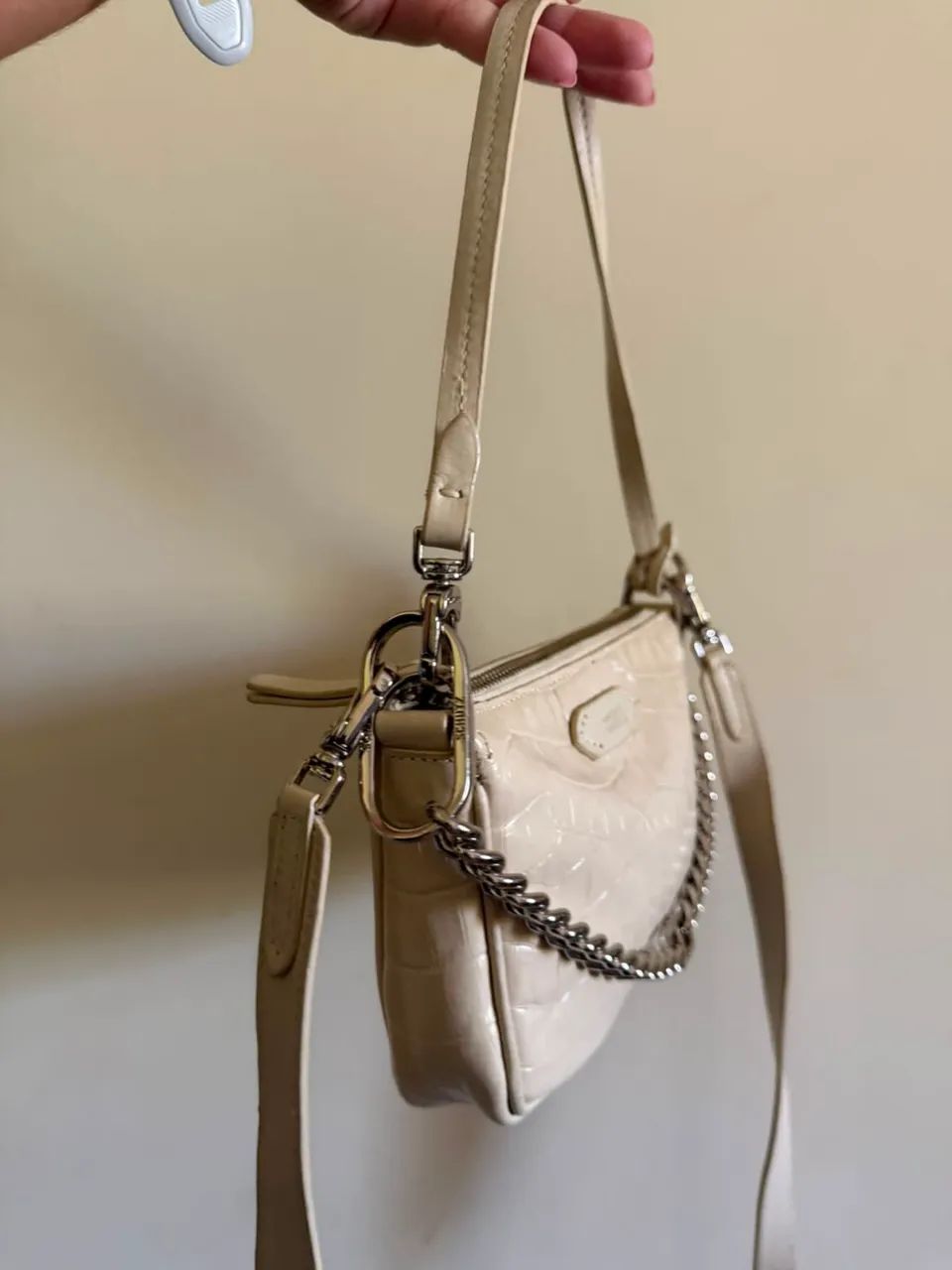Bolsa Schutz branca com corrente  - Foto 4