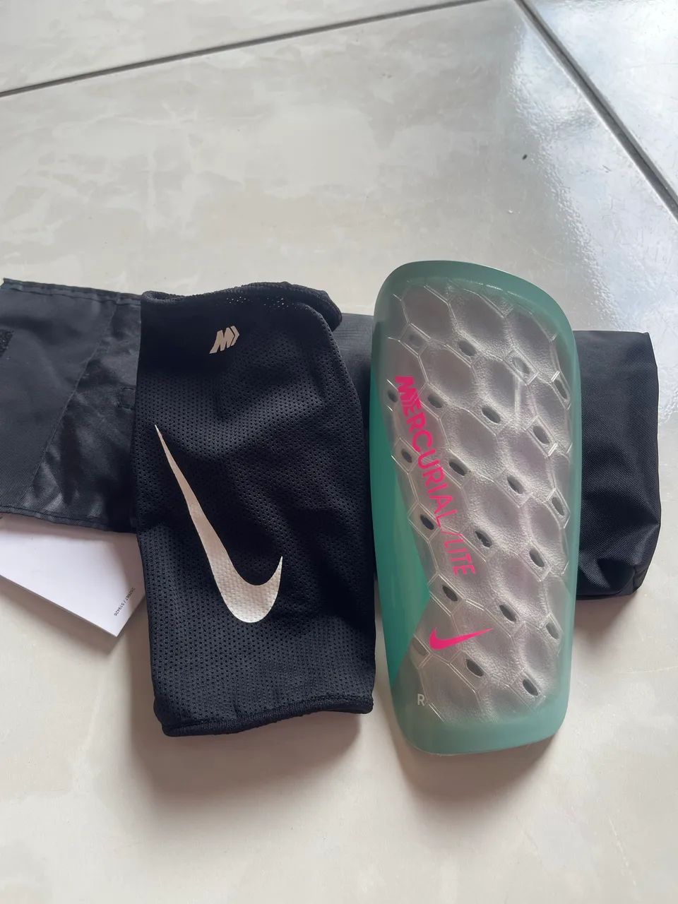 Caneleira Nike