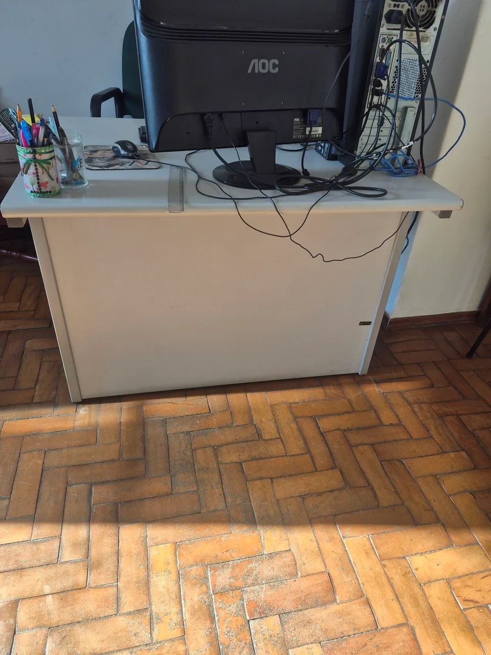Mesa de escritório e cadeiras - Foto 2