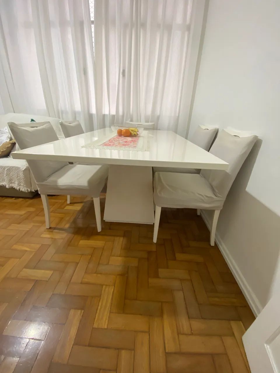 Mesa de jantar com 06 carteiras branca de laca 