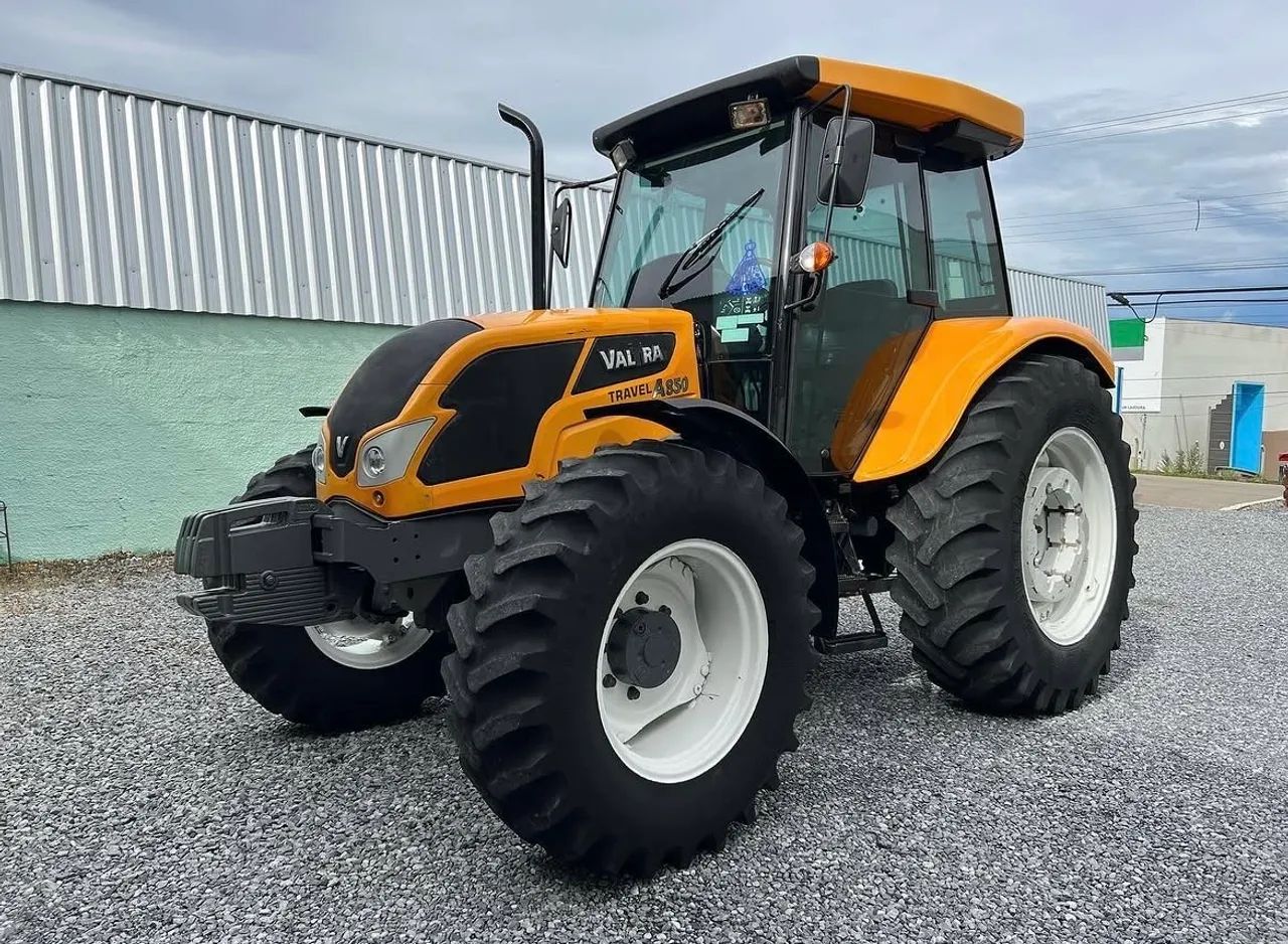 TRATOR AGRÍCOLA 