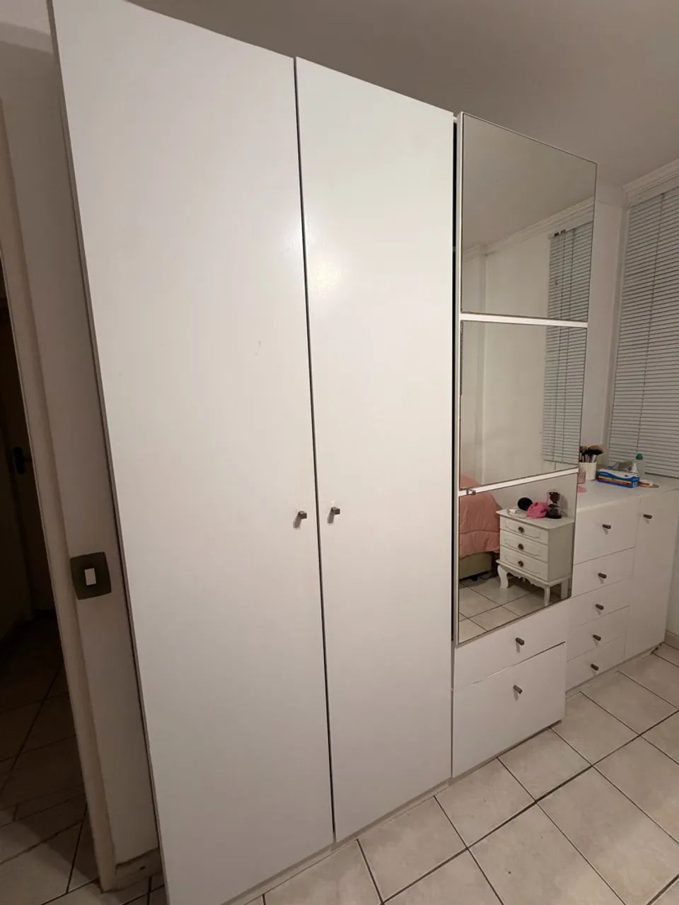 Armário branco três portas com espelho 