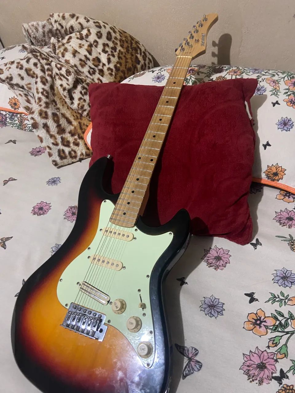 Guitarra Stringberg regulada, blindada e com mini humbucker