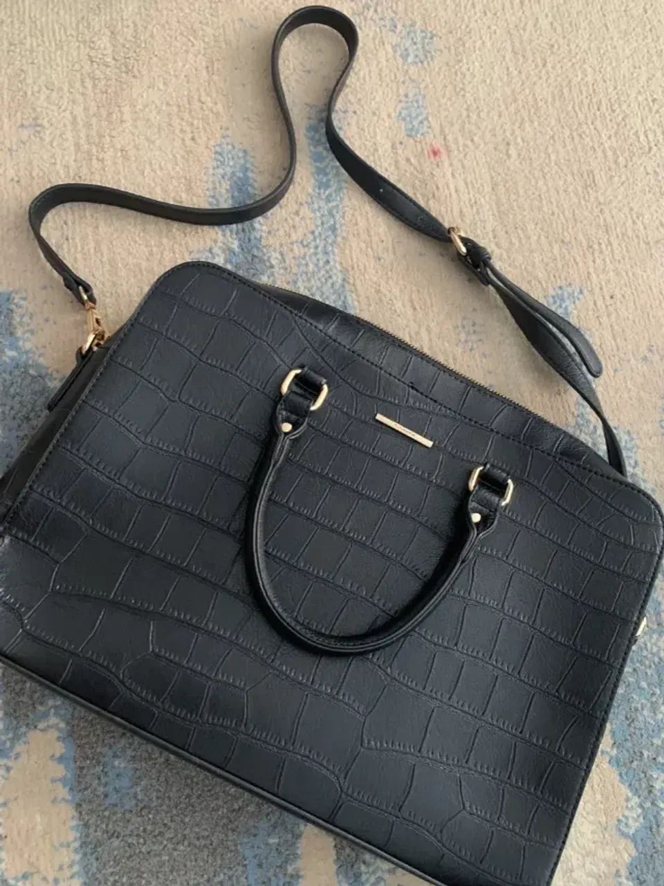  Bolsa preta textura croco da WJ Acessórios