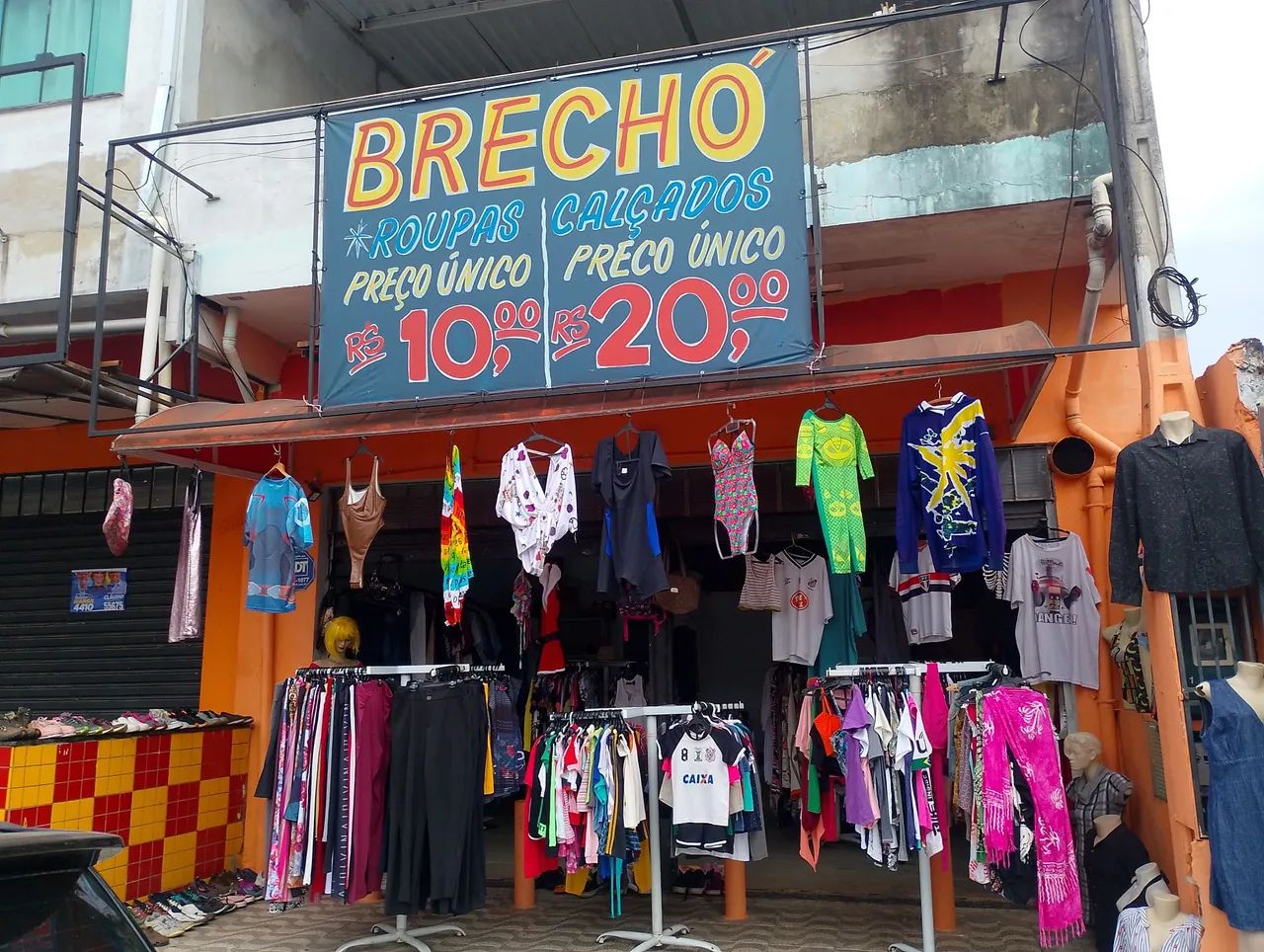 Bazar 3 reais a peça de roupa  - Foto 4
