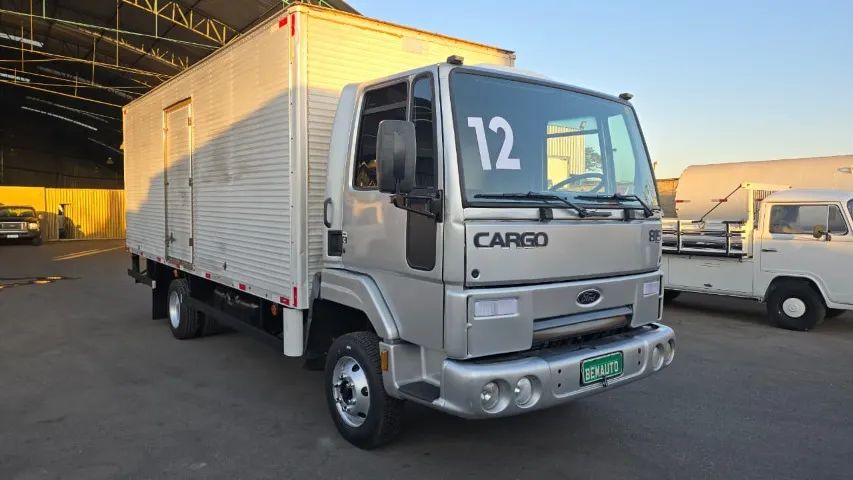 Ford Cargo 815 Baú Ano 2012