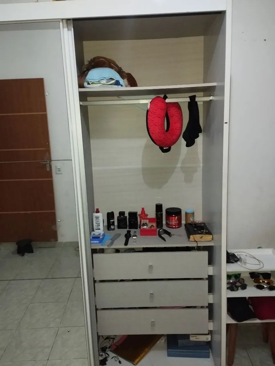 Guarda roupa GRANDE de 3 portas sendo 1 com espelho - Foto 3
