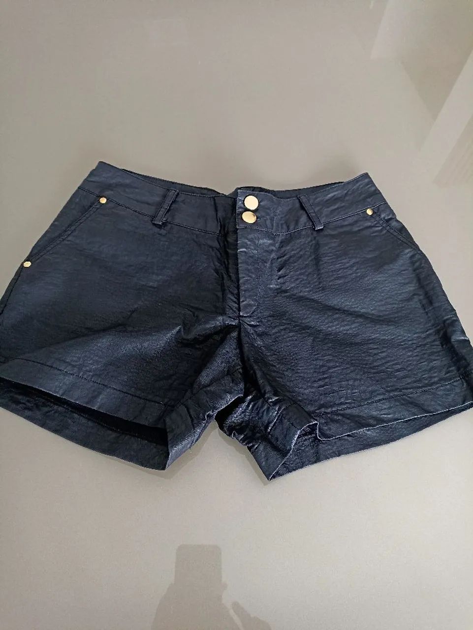 Shorts Preto Couro