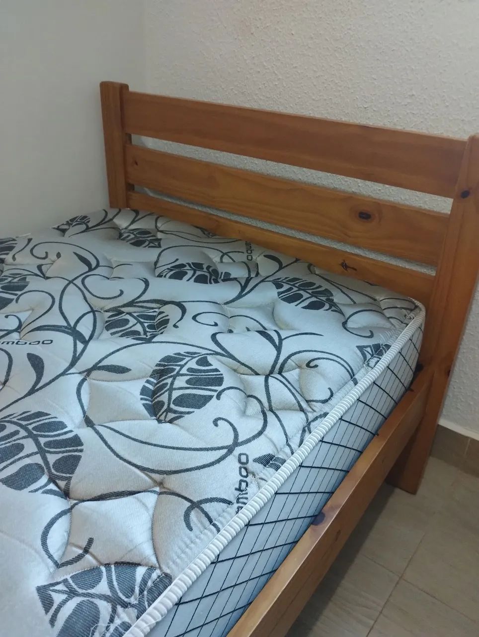 Cama de madeira - solteiro com colchão - Foto 2