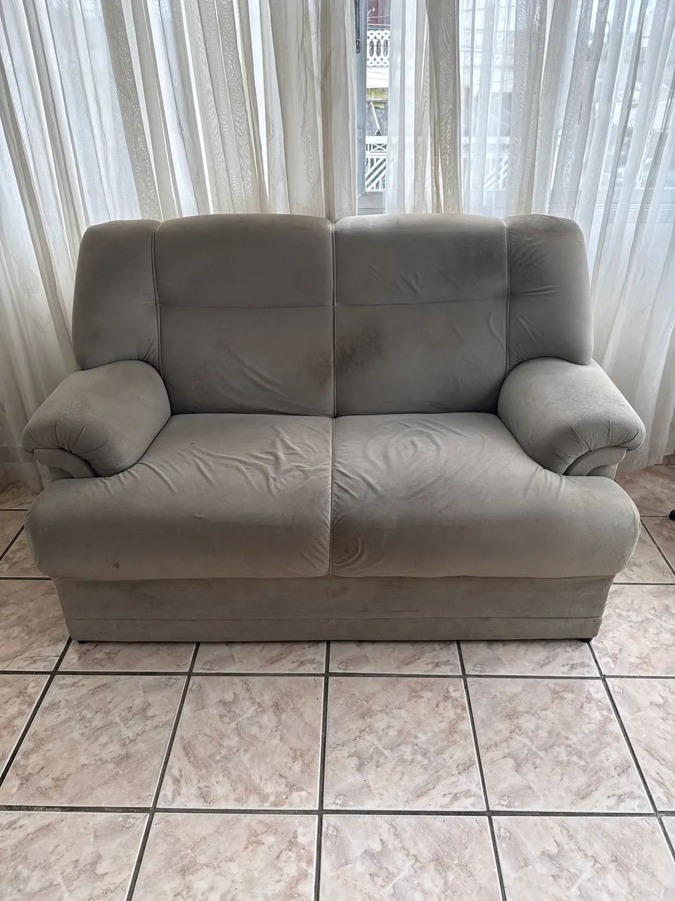 Sofá de dois lugares 