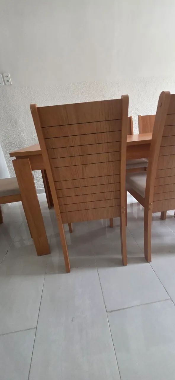 Mesa de jantar de madeira com 8 cadeiras - Foto 5